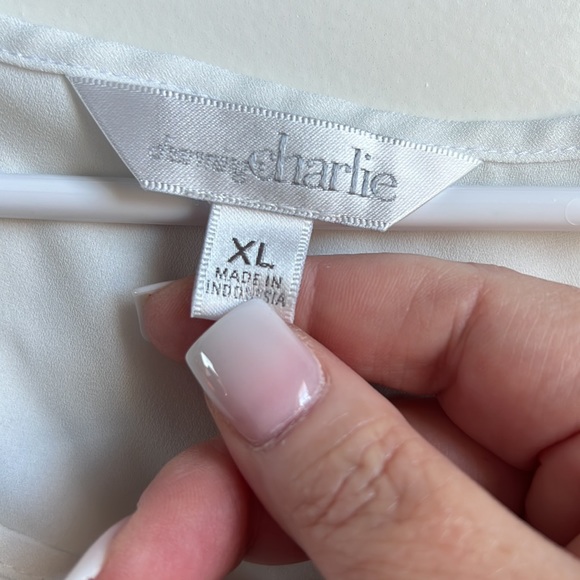 Sleeveless Blouse - Picture 2 of 3